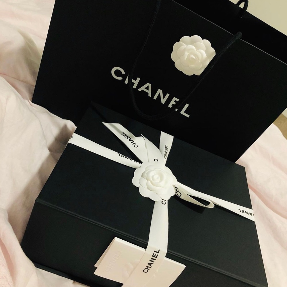 Chanel bag medium caviar comes with the bag and the flower shown in the picture